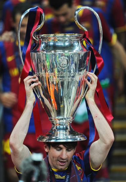 Londra, Finale Champions 2011. Messi solleva il trofeo vinto con il Barcellona 3-1 contro il Manchester United (Getty Images)
